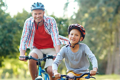À vélo, le port du casque devient obligatoire pour les enfants